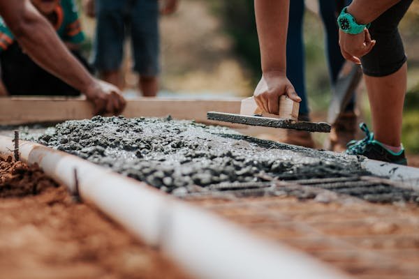 Le poids du béton : combien pèse 1 m3 en kilogrammes ?