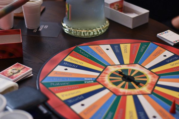 Comment organiser une soirée de jeux de société modernes pour adultes ?