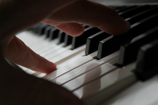 Quels sont les principes de la composition musicale minimaliste et ses applications modernes ?